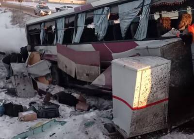 Грузовой поезд в Алтайском крае снес автобус с пассажирами, есть пострадавшие