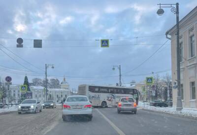 Столкнувшиеся автобус и легковушка перегородили улицу Советскую в центре Твери