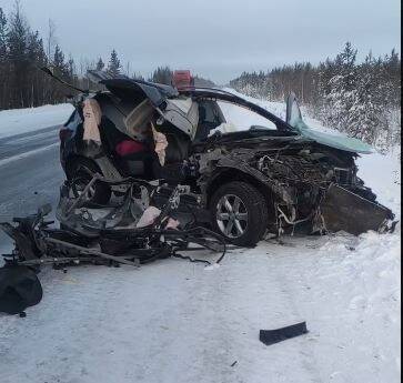 Водитель Nissan невредимым вышел из обломков машины после страшной аварии на трассе Ямала