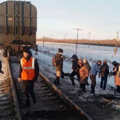 Грузовой поезд сбил пассажирский автобус в Алтайском крае