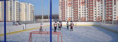 Бесплатно и на открытом воздухе: в городе заработали хоккейные коробки и площадки для массового катания