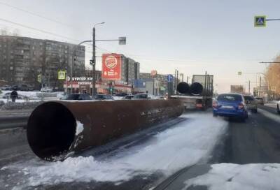 «Пункт назначения». На дороге в Челябинске из грузовика выпала огромная труба