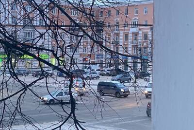 На площади Терешковой в Твери снова столкнулись два автомобиля