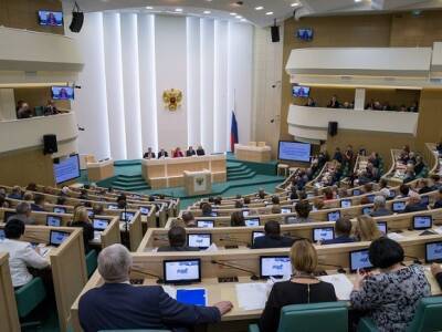 Российские сенаторы запретили банкам списывать соцвыплаты за долги