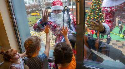 «Десант» из 50 Дедов Морозов поздравил пациентов Морозовской детской больницы