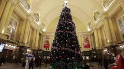 На киевском вокзале установили скандальную елку