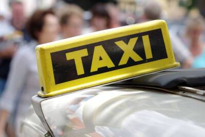 Таксиста, укравшего у пассажира 120 000 рублей, задержала полиция Удмуртии
