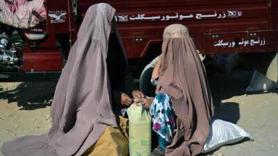 «Семьи продают дочерей, чтобы купить еду»: Германия обещает принять еще 15 000 афганцев