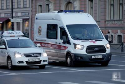 В Петербурге неизвестный напал с оружием на машину скорой помощи