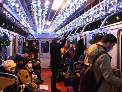 Новогодний поезд запустили в московском метро (фото)