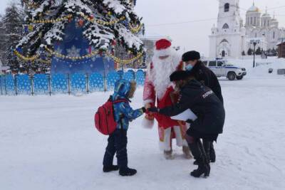 Дед Мороз-полицейский прибыл в 33-й регион