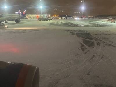 Коллапс в «Пулково»: из-за снегопада задержаны десятки рейсов