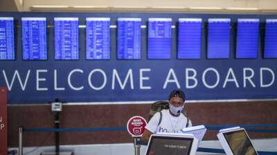 В США отменены сотни рейсов в связи с нехваткой персонала из-за "омикрона"