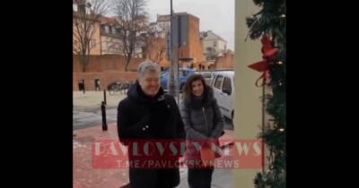На фоне сообщений об аресте: Порошенко радостно гуляет с женой по Варшаве (видео)