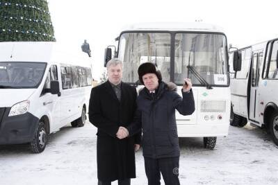 Алексей Русских вручил автотранспортным предприятиям региона ключи от 14 новых автобусов