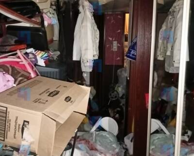 Соседи жалуются на квартиру в Каменке, где девочка просидела с мертвой мамой несколько дней