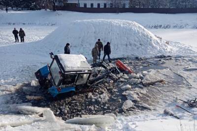 В рязанском посёлке Елатьма трактор утонул во время расчистки пруда