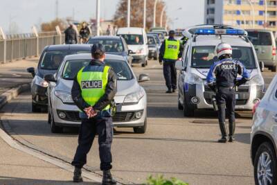 На юге Франции задержана женщина с Кораном, которая пыталась таранить автомобили и мира
