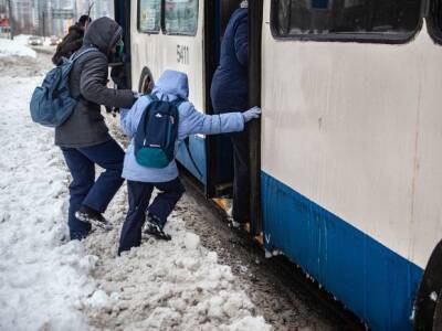 В Нижневартовске в автобусе нашли раздетого ребенка с особенностями развития и без взрослых