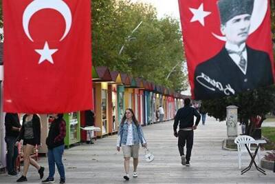Турецкая лира в пятницу укрепилась еще на 4,5% к доллару после резких скачков курса в течение недели