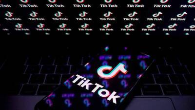 Модераторы TikTok подали иски против соцсети из-за психологических травм