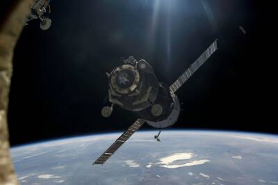 Космонавт снял на видео разворот МКС