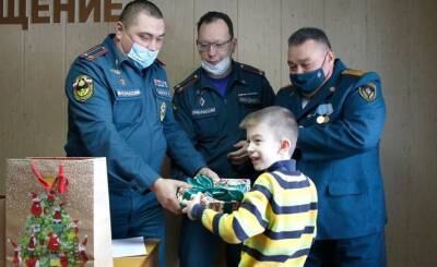Казанские пожарные исполнили новогодние мечты челнинских детей с «Елки желаний»