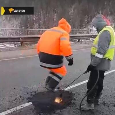 В Новосибирской области дорожники утрамбовали асфальт ногами