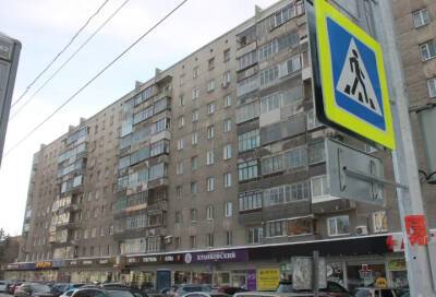 Новосибирцы пожаловались Владимиру Путину на дом с трещинами в центре города