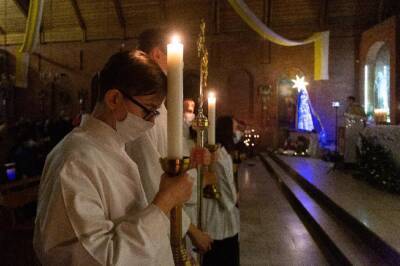 В Новосибирске отмечают католическое Рождество: 15 лучших кадров с праздничной службы