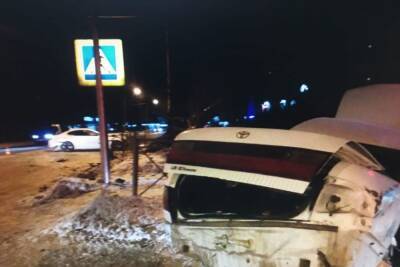 Четыре человека пострадали в полночь в Омске в аварии «Тойоты» и «БМВ»