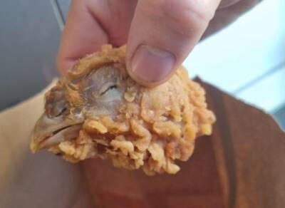 В Великобритании посетительница KFC обнаружила куриную голову в коробке с крылышками