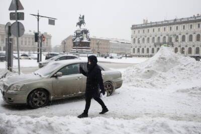 Утром в субботу дорожная ситуация в заснеженном Петербурге оценивается в 2 балла.