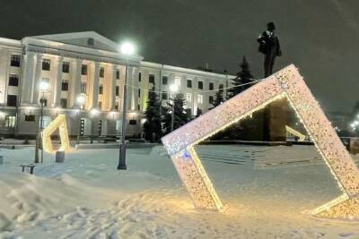 Новые сияющие инсталляции установили в Пскове в преддверии Нового года