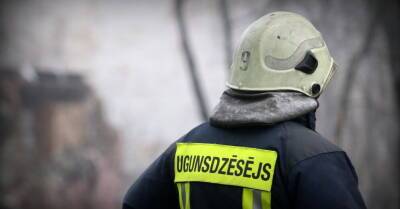 Мужчина погиб в результате пожара в многоквартирном доме в Огре