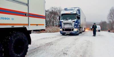 В Якутии в снежный плен попала большая колонна грузовиков