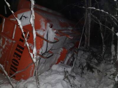 По дороге к Помоздино пьяный водитель завез бензовоз в кювет