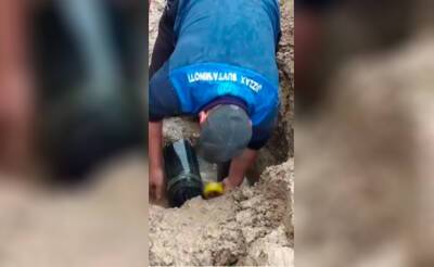 В Джизаке сотрудник водоснабжающего предприятия отремонтировал протекающую трубу с помощью скотча. Видео