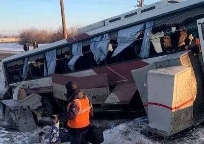 В Алтайском крае «товарняк» снес рейсовый автобус, пострадали девять человек