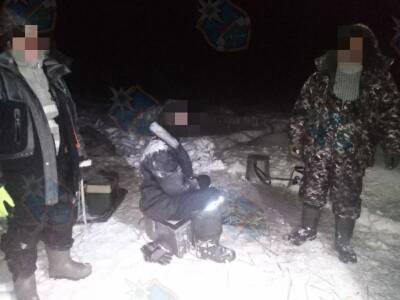 Трое рыбаков больше 2 часов ждали помощи на льду у Загубья