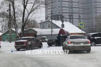 В Рязани на улице Мервинской произошла авария с участием трёх машин