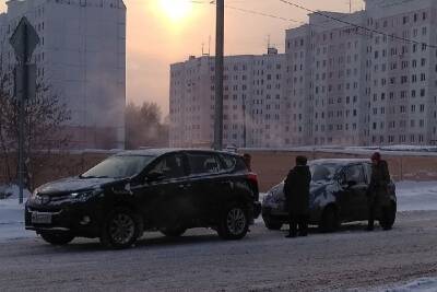 В Твери собралась пробка из-за малолитражки и кроссовера