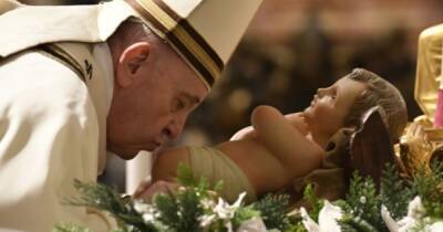Папа Римский провел ночную праздничную мессу в Ватикане