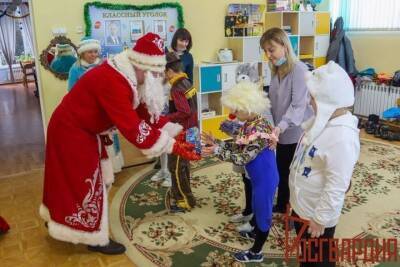 Малыши в детском доме в Алексине тепло встретили Деда мороза специального назначения