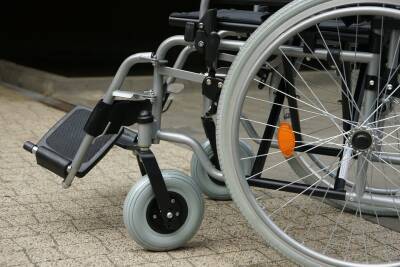 Женщину-инвалида более четырех месяцев не могли обеспечить коляской