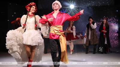 ФОТОФАКТ: Гомельский городской молодежный театр представил мюзикл для взрослых "Ночь перед Рождеством"