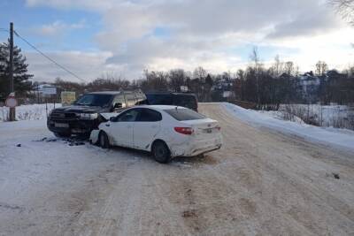 На встречной полосе в Тверской области лоб в лоб столкнулись два автомобиля