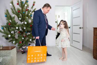 Мэр Ставрополя подарил девочке ноутбук в рамках акции «Елка желаний»