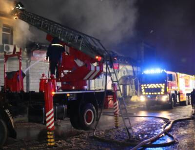 Масштабный пожар в Харькове затянулся на десять часов, пламя охватило все вокруг: кадры ЧП
