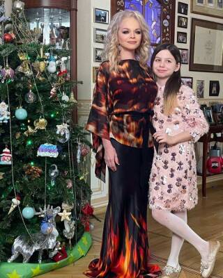 Как украсили новогоднюю елку Лазарев, Глюкоза и другие российские звезды